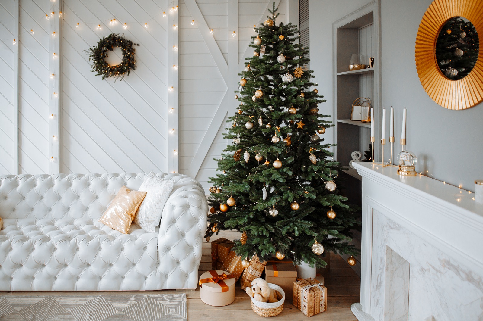 Décorez un sapin pour créer une ambiance festive de Noël. © Мария Балчугова, Adobe Stock